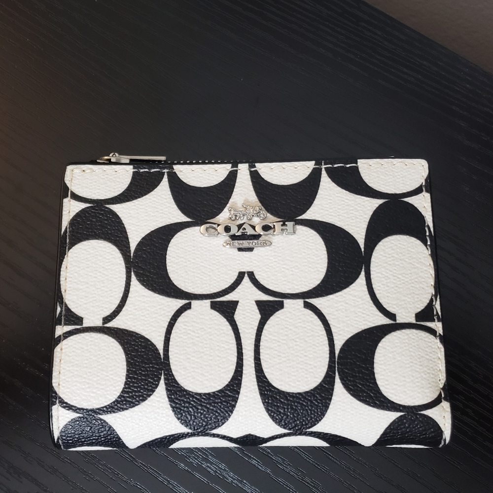 NWT! COACH SIGNATURE BLACK AND WHITE BIFOLD WALLET